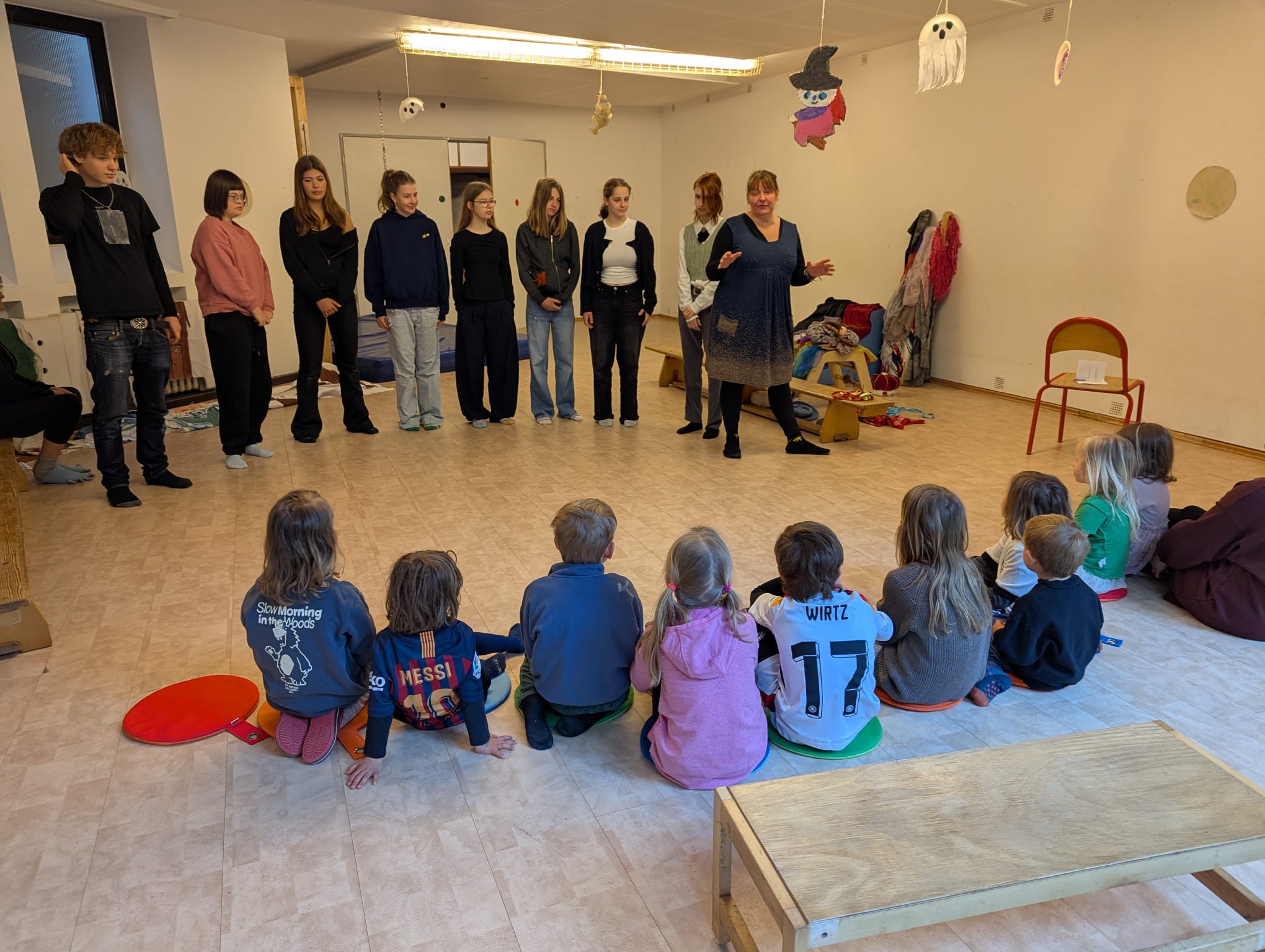 Schüler:innen aus dem Jahrgang 9 gestalten improvisierte Kindershow in ...